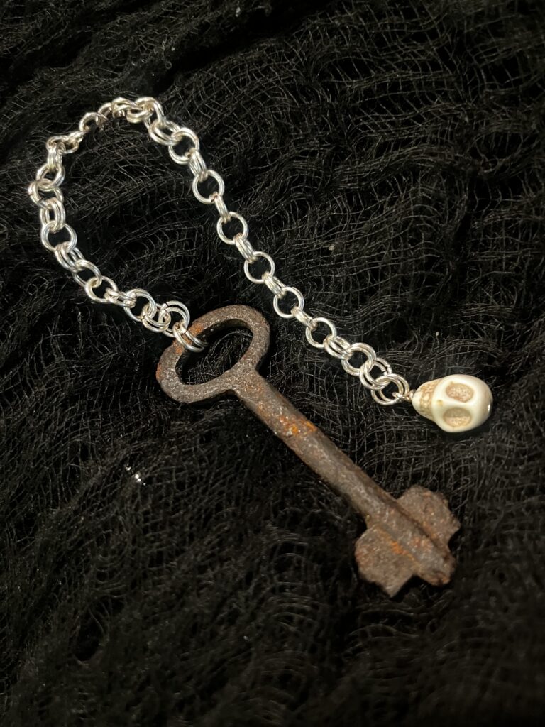 Chain mail skeleton key pendulum